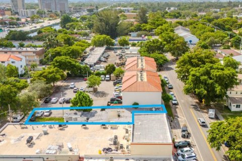Propiedad comercial en venta en Miami Springs, Florida № 1887371 - foto 16