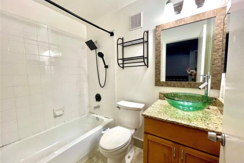 Townhouse in Miramar, Florida 3 bedrooms, 124.21 sq.m. № 2260688 - photo 11