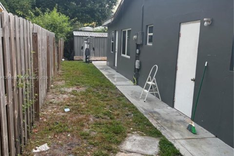 House in Margate, Florida 2 bedrooms, 139.91 sq.m. № 2283227 - photo 15