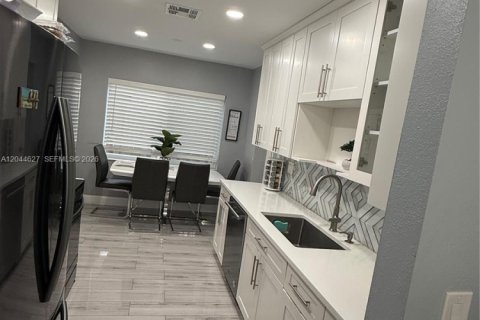 House in Margate, Florida 2 bedrooms, 139.91 sq.m. № 2283227 - photo 4