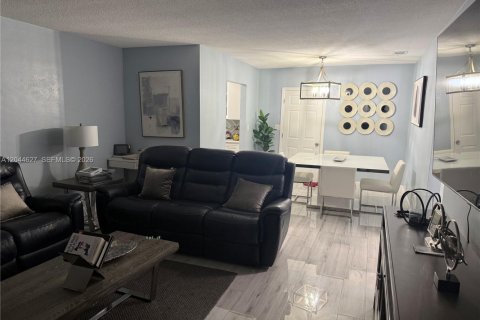 House in Margate, Florida 2 bedrooms, 139.91 sq.m. № 2283227 - photo 2