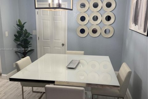 House in Margate, Florida 2 bedrooms, 139.91 sq.m. № 2283227 - photo 3