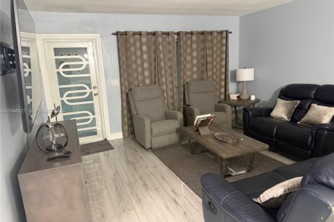 House in Margate, Florida 2 bedrooms, 139.91 sq.m. № 2283227 - photo 5