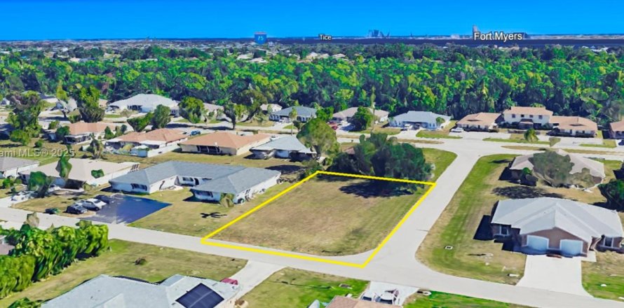 Propiedad comercial en Cape Coral, Florida № 1929059
