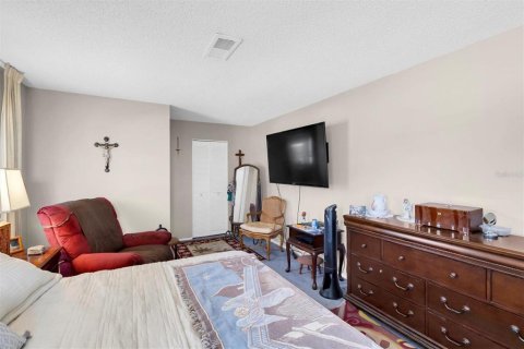 House in Port Richey, Florida 2 bedrooms, 139.26 sq.m. № 1847522 - photo 10
