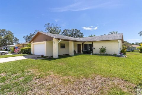 House in Port Richey, Florida 2 bedrooms, 139.26 sq.m. № 1847522 - photo 2