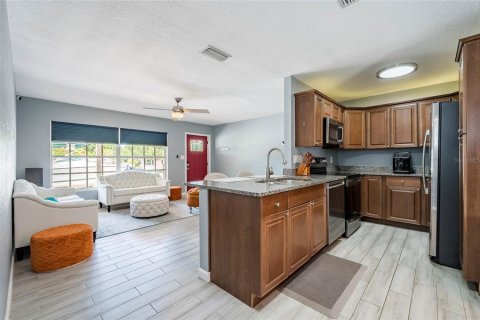 House in Palm Harbor, Florida 3 bedrooms, 130.43 sq.m. № 2391540 - photo 17