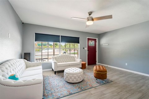 House in Palm Harbor, Florida 3 bedrooms, 130.43 sq.m. № 2391540 - photo 13