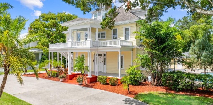 House in Kissimmee, Florida 4 bedrooms, 324.41 sq.m. № 1900071