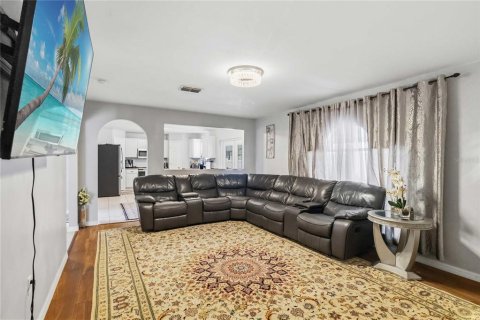 House in Sanford, Florida 4 bedrooms, 201.6 sq.m. № 2232597 - photo 4