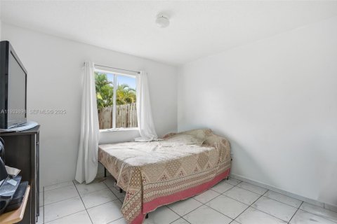Adosado en venta en Hialeah, Florida, 3 dormitorios, 117.15 m2 № 1992179 - foto 10