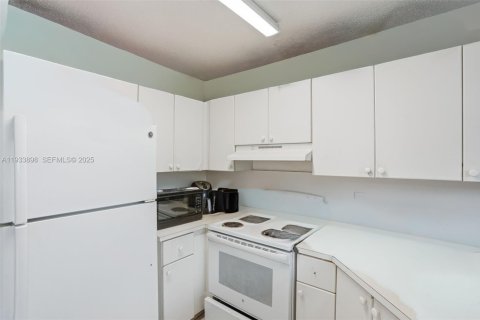 Adosado en venta en Hialeah, Florida, 3 dormitorios, 117.15 m2 № 1992179 - foto 5