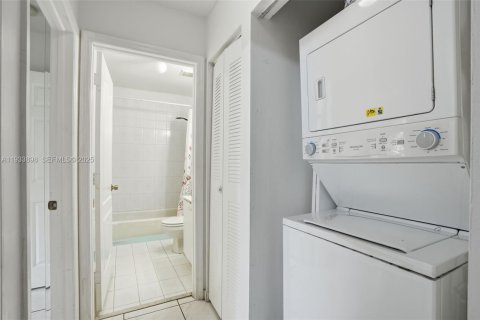 Adosado en venta en Hialeah, Florida, 3 dormitorios, 117.15 m2 № 1992179 - foto 8