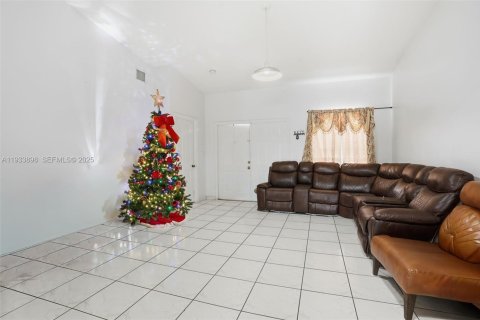 Adosado en venta en Hialeah, Florida, 3 dormitorios, 117.15 m2 № 1992179 - foto 4