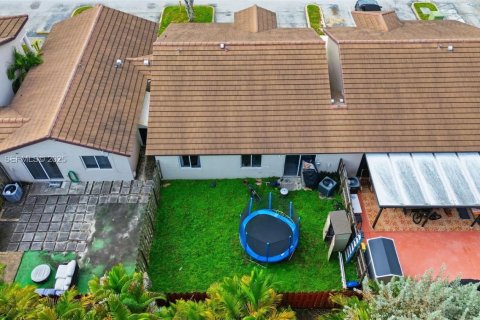 Adosado en venta en Hialeah, Florida, 3 dormitorios, 117.15 m2 № 1992179 - foto 14