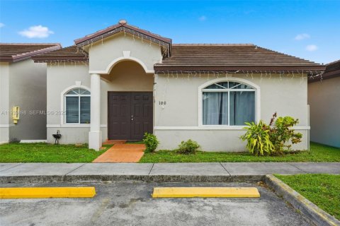 Adosado en venta en Hialeah, Florida, 3 dormitorios, 117.15 m2 № 1992179 - foto 1