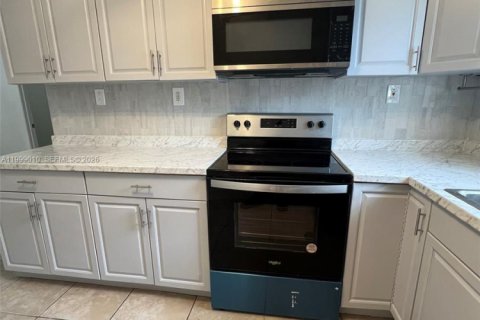 Casa en alquiler en Hollywood, Florida, 2 dormitorios, 210.33 m2 № 2060985 - foto 2