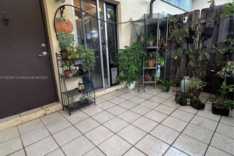 Villa ou maison à louer à Hollywood, Floride: 2 chambres, 89.19 m2 № 1806183 - photo 3