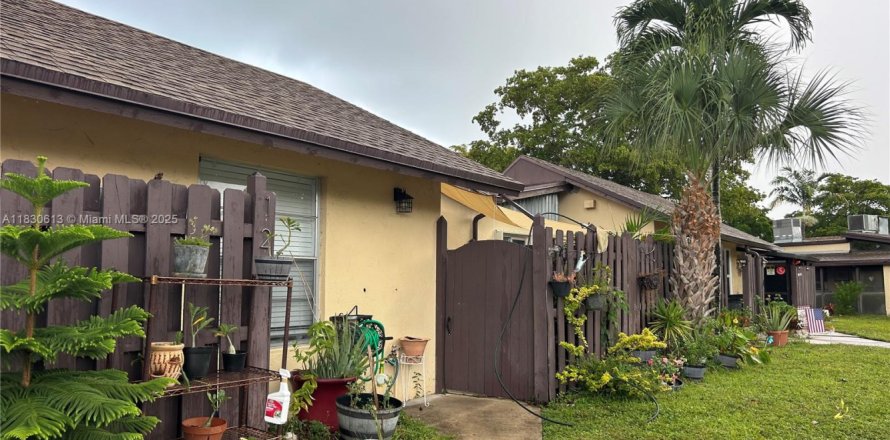 Villa ou maison à Hollywood, Floride 2 chambres, 89.19 m2 № 1806183