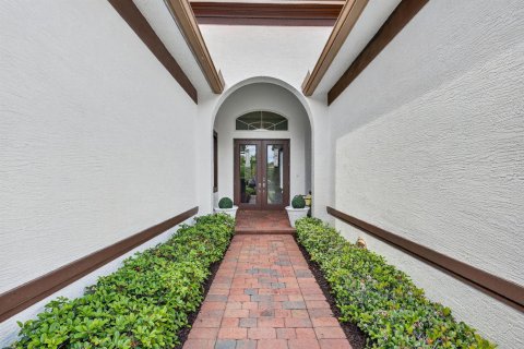 House in Port St. Lucie, Florida 4 bedrooms, 301.37 sq.m. № 2240702 - photo 2