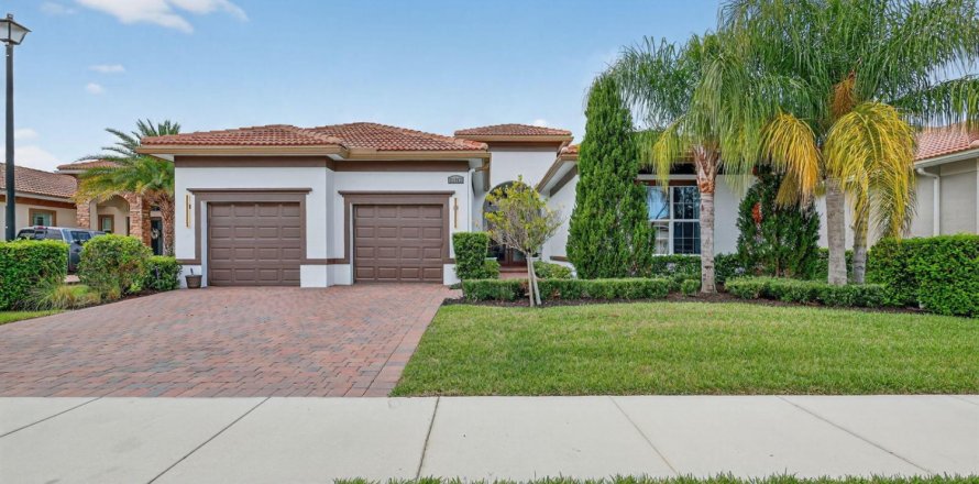 House in Port St. Lucie, Florida 4 bedrooms, 301.37 sq.m. № 2240702