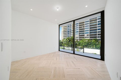 Condominio en alquiler en Miami, Florida, 4 dormitorios, 344.95 m2 № 2079592 - foto 18