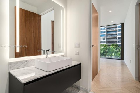 Condominio en alquiler en Miami, Florida, 4 dormitorios, 344.95 m2 № 2079592 - foto 24