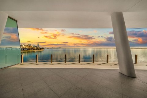 Condominio en alquiler en Miami, Florida, 4 dormitorios, 344.95 m2 № 2079592 - foto 5