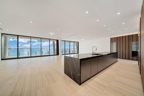 Condominio en alquiler en Miami, Florida, 4 dormitorios, 344.95 m2 № 2079592 - foto 10