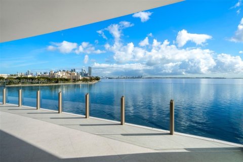 Condominio en alquiler en Miami, Florida, 4 dormitorios, 344.95 m2 № 2079592 - foto 2