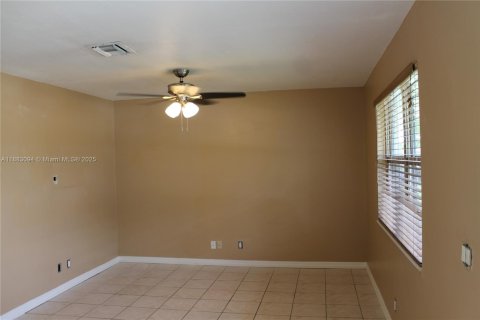 Villa ou maison à louer à Greenacres, Floride: 3 chambres, 116.87 m2 № 1932022 - photo 4