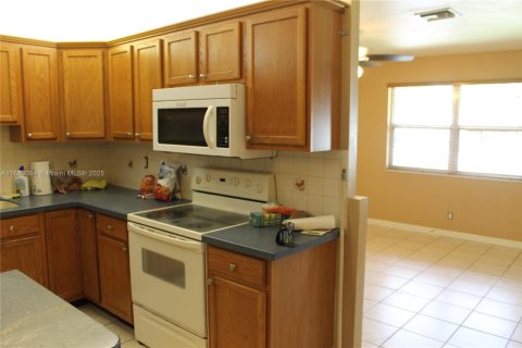 Villa ou maison à louer à Greenacres, Floride: 3 chambres, 116.87 m2 № 1932022 - photo 11