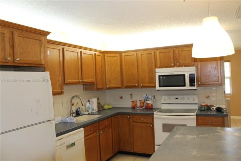 Villa ou maison à louer à Greenacres, Floride: 3 chambres, 116.87 m2 № 1932022 - photo 9