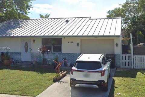 Villa ou maison à louer à Greenacres, Floride: 3 chambres, 116.87 m2 № 1932022 - photo 1