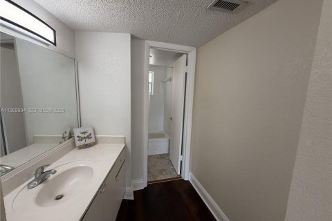 Condominio en alquiler en Sunrise, Florida, 1 dormitorio, 77.11 m2 № 2030668 - foto 13