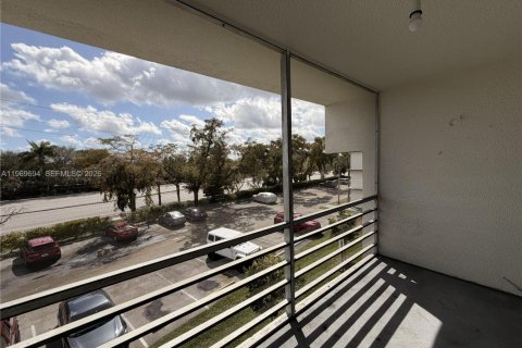 Condominio en alquiler en Sunrise, Florida, 1 dormitorio, 77.11 m2 № 2030668 - foto 2