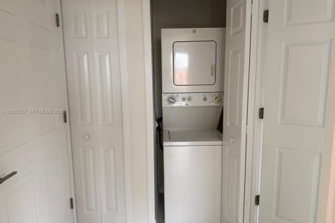 Condominio en alquiler en Miami, Florida, 1 dormitorio, 58.53 m2 № 2397995 - foto 5
