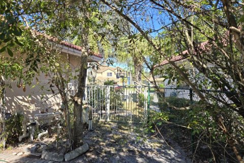 House in Coral Springs, Florida 5 bedrooms, 317.54 sq.m. № 1470920 - photo 2