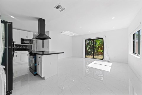 Снять в аренду виллу или дом в Норт-Майами-Бич, Флорида 4 спальни, 124.49м2, № 2000704 - фото 4