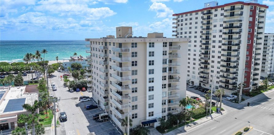 Condominio en Hollywood, Florida, 2 dormitorios  № 1996493