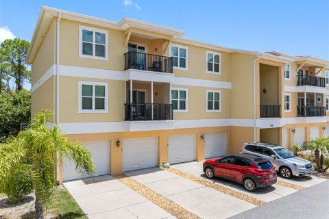 Condo in New Port Richey, Florida, 2 bedrooms  № 1529520 - photo 1
