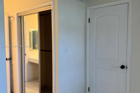 Condo in Miami, Florida, 1 bedroom № 2264186 - photo 9