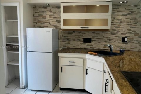 Condo in Miami, Florida, 1 bedroom № 2264186 - photo 6