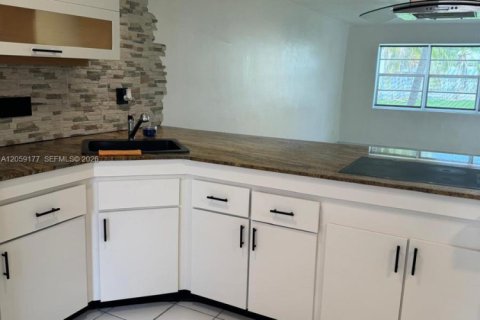 Condo in Miami, Florida, 1 bedroom № 2264186 - photo 7
