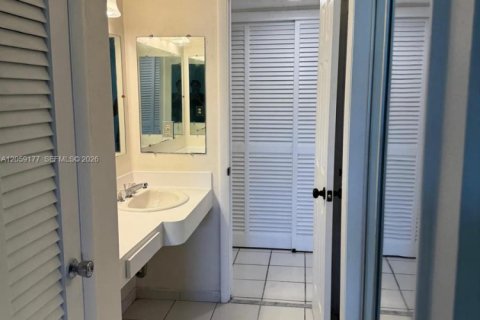 Condo in Miami, Florida, 1 bedroom № 2264186 - photo 10