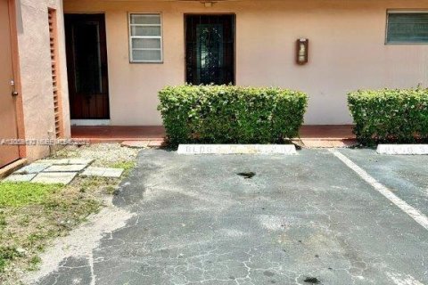 Condo in Miami, Florida, 1 bedroom № 2264186 - photo 2