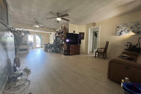 House in Fort Lauderdale, Florida 3 bedrooms, 133.87 sq.m. № 1892430 - photo 3