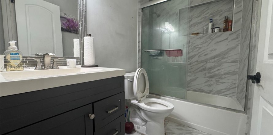House in Fort Lauderdale, Florida 3 bedrooms, 133.87 sq.m. № 1892430