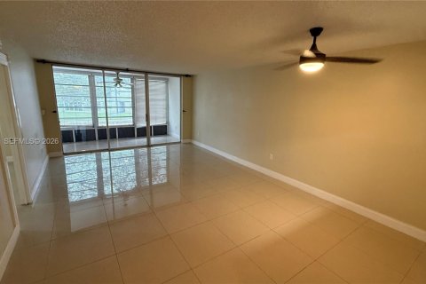 Condominio en alquiler en Tamarac, Florida, 2 dormitorios, 95.22 m2 № 2023655 - foto 4
