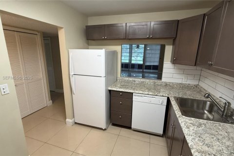 Condominio en alquiler en Tamarac, Florida, 2 dormitorios, 95.22 m2 № 2023655 - foto 3